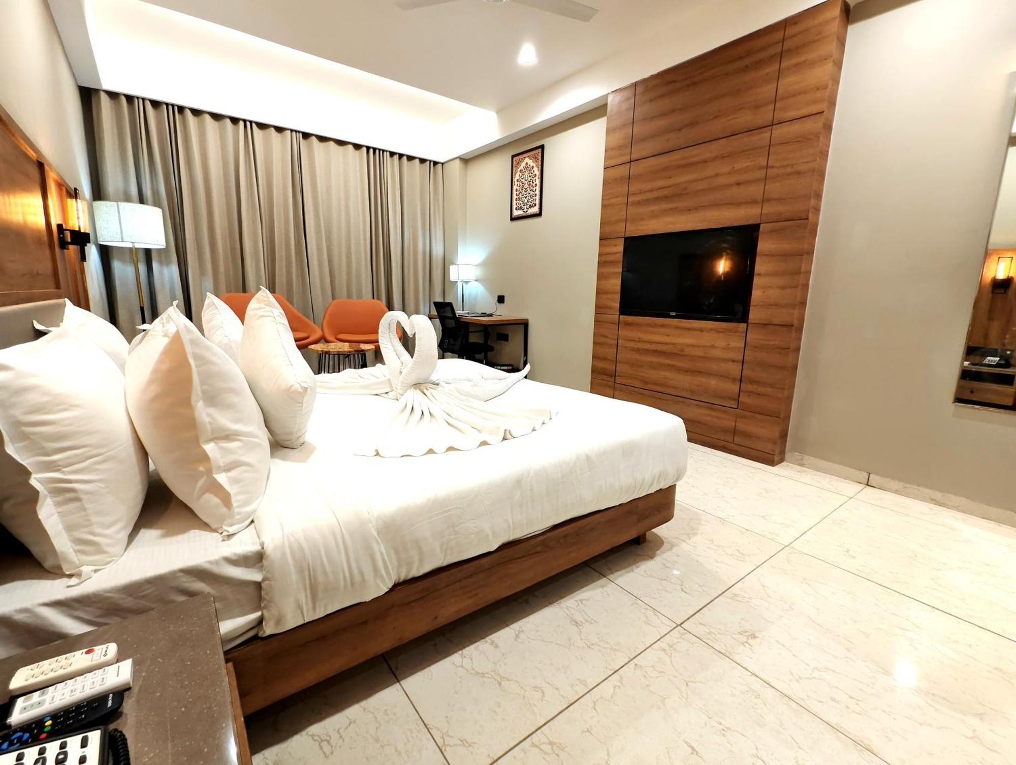 Jāmnagar The Sky Imperial Hotel Kailash מראה חיצוני תמונה